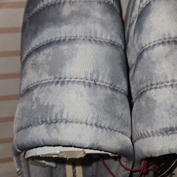 NWT Dearfoam Slippers - Picture 2 of 3